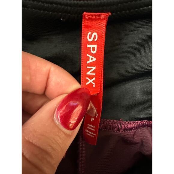 Spanx Velvet Leggings in Rich Burgandy Size Small - Picture 5 of 6